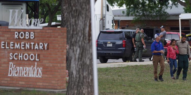 Sparatoria scuola Texas, Biden: “Fermare lobby armi”