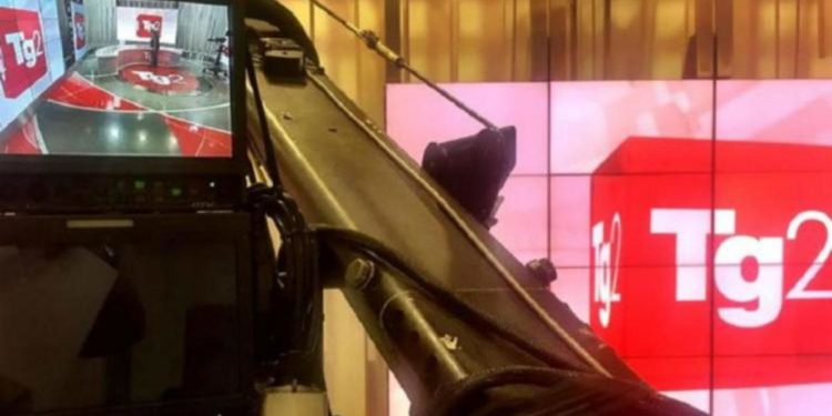 Tg2, stella a 5 punte in ascensore: indaga la Digos