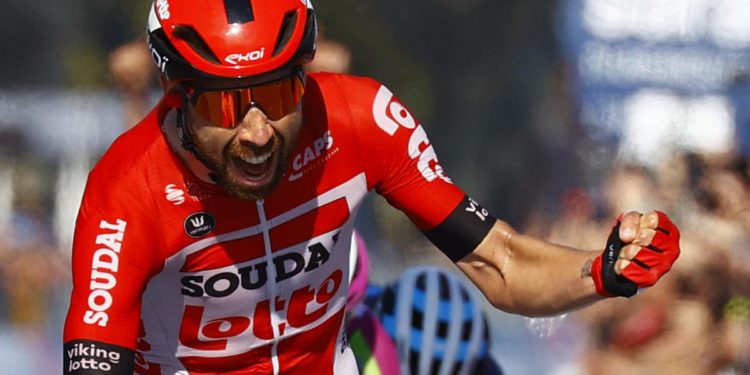 Giro d’Italia oggi, De Gendt vince in fuga tappa Napoli
