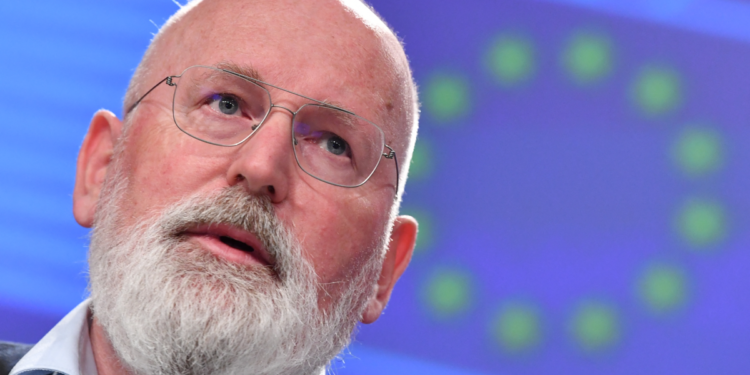 Ucraina, Timmermans: “In Russia le cose stanno cambiando, Putin è più debole”