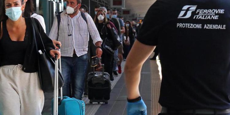 Mascherine al chiuso in Italia, Ricciardi: “Stop si può ma non su mezzi e in ospedale”