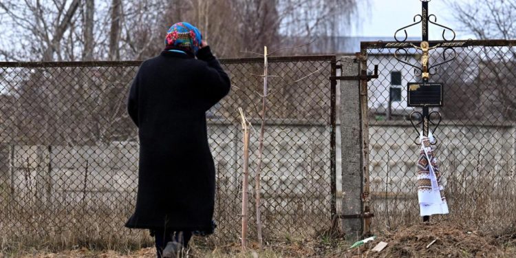 Ucraina, procura Kiev: 290 corpi dissotterrati a Irpin