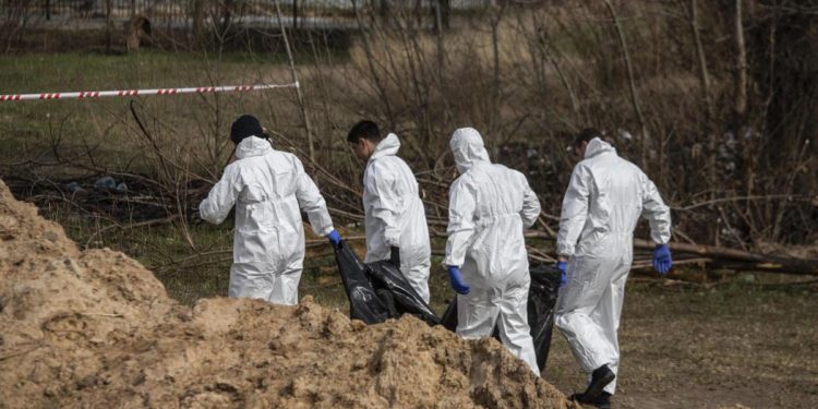Ucraina, arcivescovo Kiev: “500 cadaveri in fossa comune con mani legate”