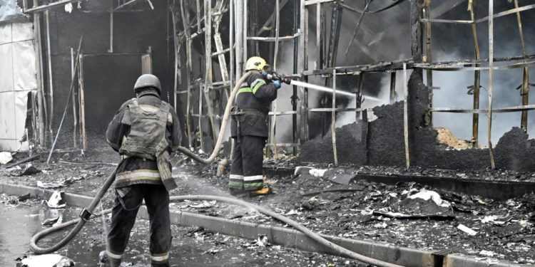 Ucraina, raid contro scuola nel Luhansk: si scava tra le macerie