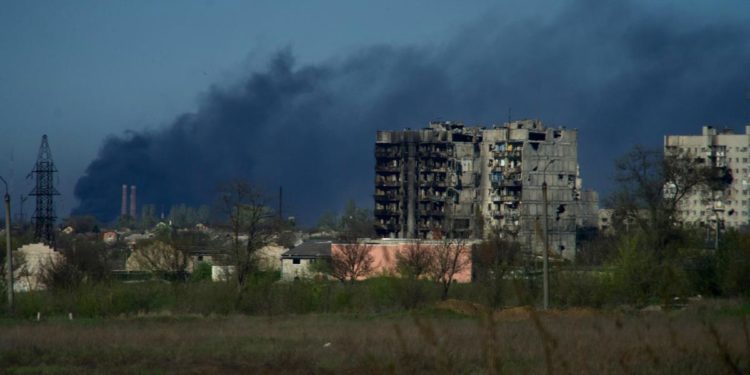 Mariupol, nuovi bombardamenti su Azovstal. Sirene di allarme a Kiev