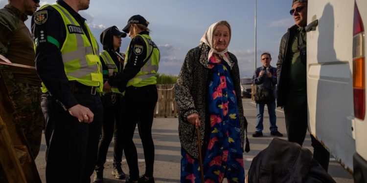 Mariupol, bus con civili evacuati lasciano città