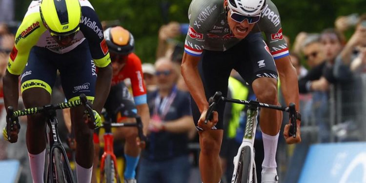 Giro d’Italia 2022, van der Poel prima maglia rosa