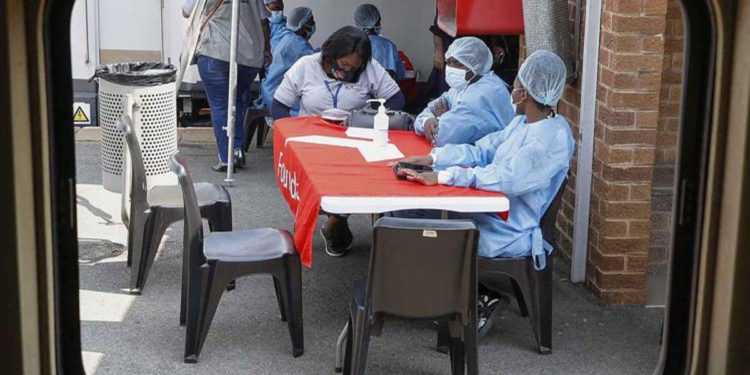 Covid, Andreoni: “80% varianti da paesi non Ue, vaccinare tutto il mondo”