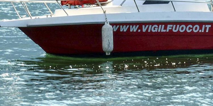 Donna trovata nelle acque del lago di Como, è gravissima