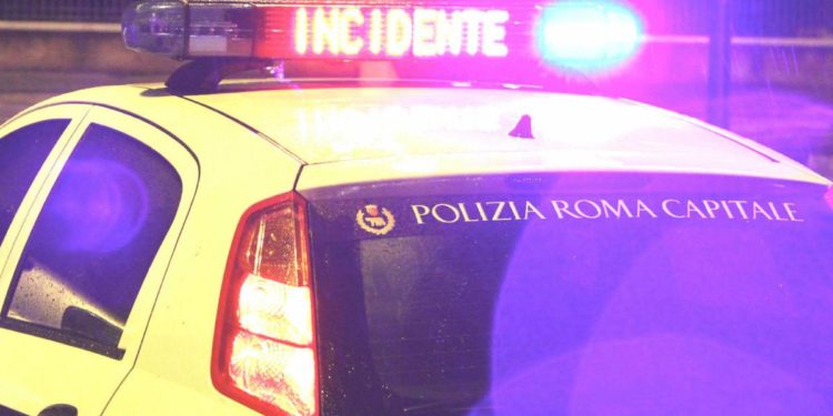 Scontro tra monopattino e auto a Roma, morto ragazzo di 24 anni