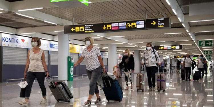 Mascherina in aereo, Gismondo: “La consiglierei ai fragili e a chi ha sintomi”