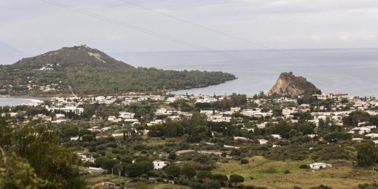 Emissioni di gas nocivi a Vulcano “stabili ma ancora anomale”