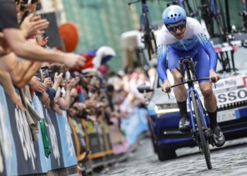 Giro d’Italia 2022, Yates vince crono e Van der Poel resta maglia rosa