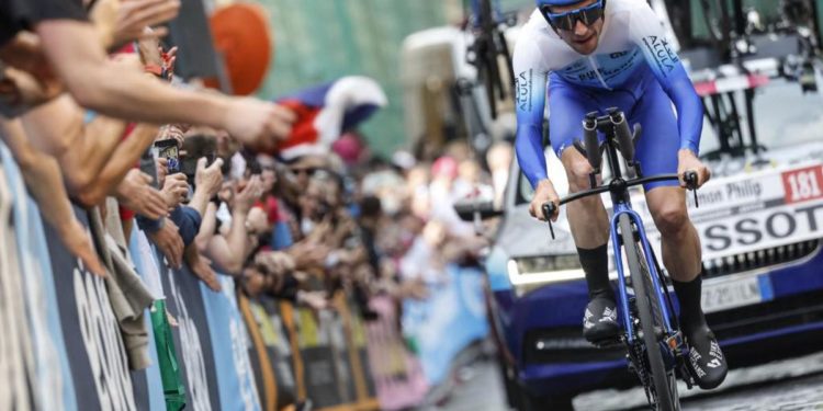 Giro d’Italia 2022, Yates vince crono e Van der Poel resta maglia rosa