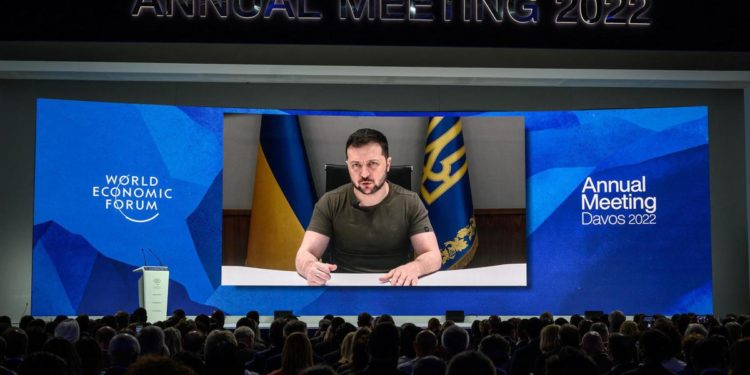 Ucraina, Zelensky a Davos: “Sanzioni massime contro la Russia”