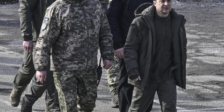 Ucraina, Zelensky: “Fino a 100 morti al giorno su fronte est”