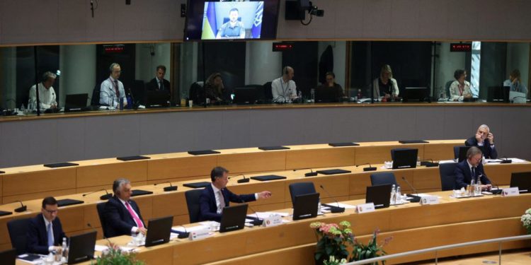 Petrolio e sanzioni Russia, Zelensky: “Mosca paghi prezzo alto”