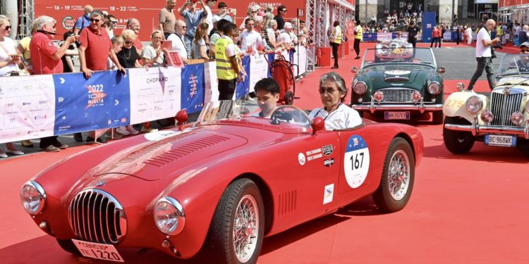 1000 Miglia, ospiti speciali ed entusiasmo alla punzonatura delle auto