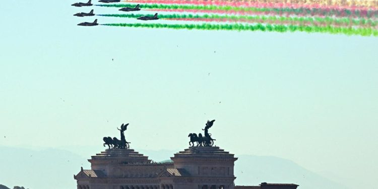 2 giugno, l’omaggio di Mattarella e le Frecce Tricolori – Video