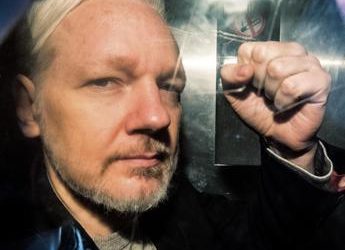 Carlo III, la lettera di Assange: “Imploro il re di farmi visita in carcere”