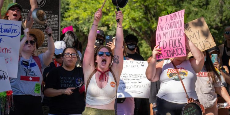 Aborto Usa, poliziotto prende a pugni in faccia una manifestante
