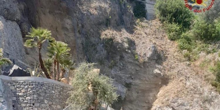 Frana ad Amalfi, crollano terrazzamenti in mare – Video