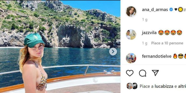 Ana de Armas in bikini ai Faraglioni