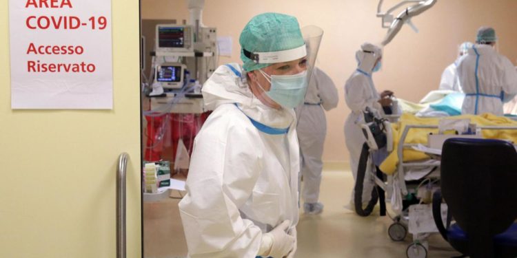 Covid Italia, report: netto rialzo contagi in 7 giorni