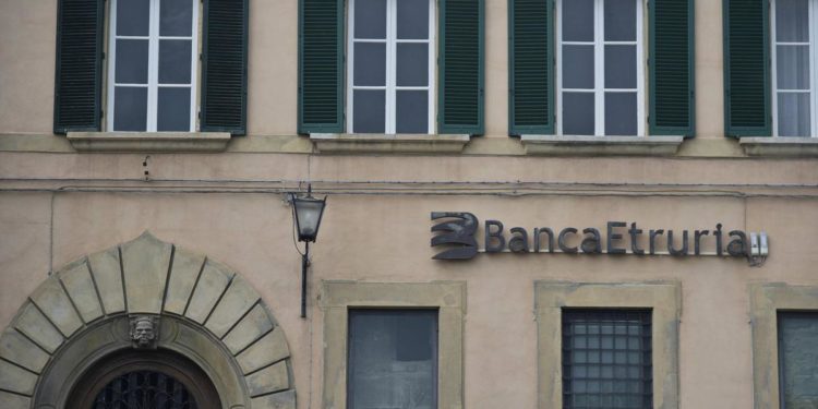 Processo Banca Etruria: assolti i 14 imputati, anche papà Boschi