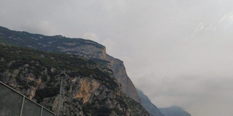 Trentino, base jumper precipita e muore
