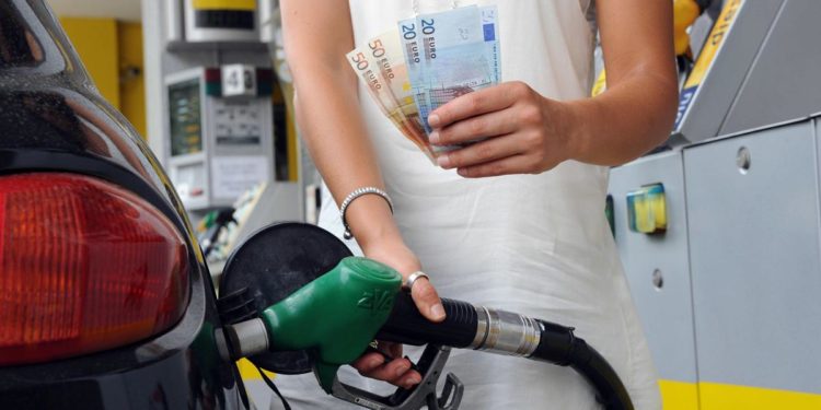 Prezzi carburante, benzina e diesel continuano a salire