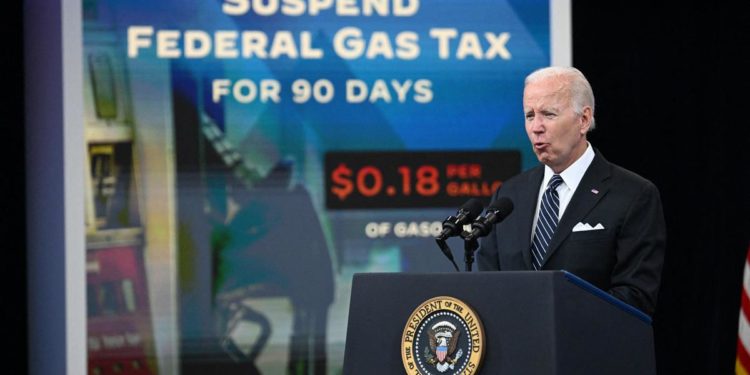 Caro prezzi benzina, Biden propone stop tasse per tre mesi