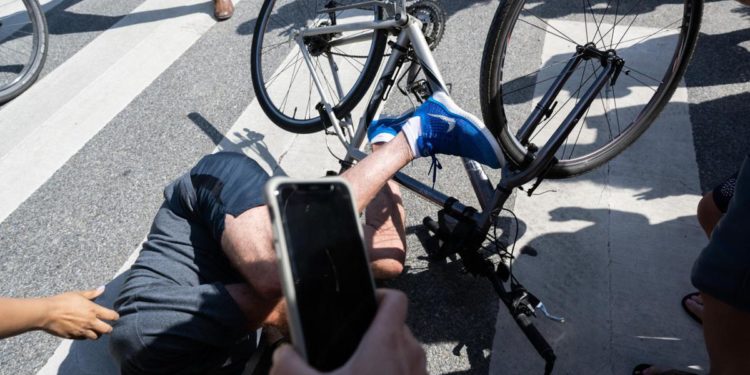 Biden cade dalla bici e si rialza: “Tutto ok”