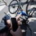 Biden cade dalla bici e si rialza: “Tutto ok”