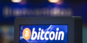 Bitcoin ai minimi da dicembre 2020, sotto i 25mila dollari