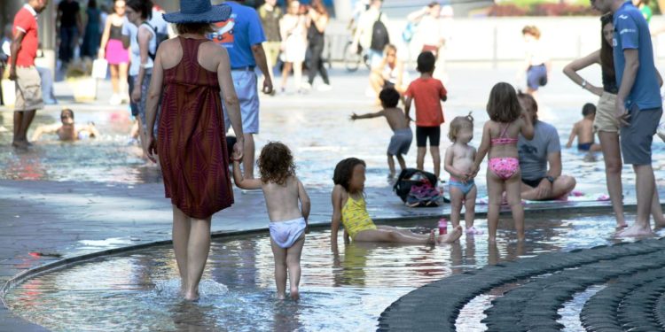 Caldo, domani 23 giugno bollino rosso per 4 città: arancione per 10