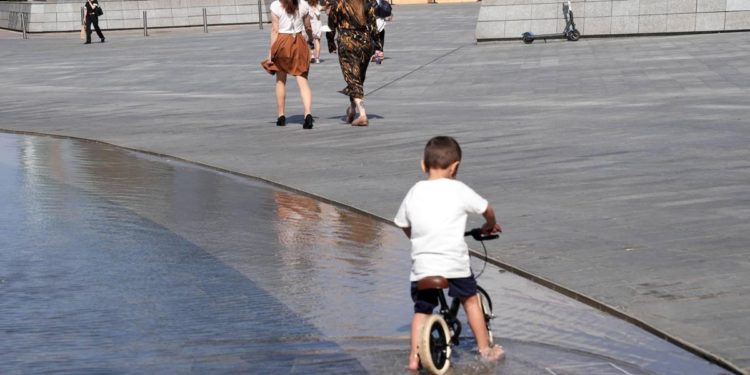 Caldo record 21 giugno: bollino rosso a Bolzano e Torino, arancione in 8 città