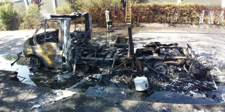 Esplode camper a Rozzano, morta anziana: grave il marito