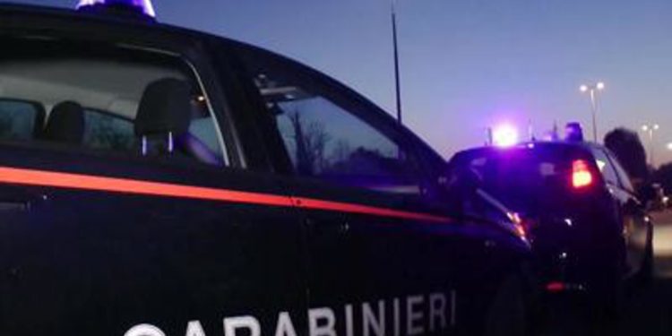 Novoli, uccide la moglie a coltellate e fugge: ricercato