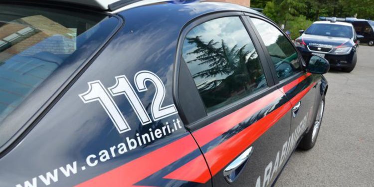 Roma, cade dal quinto piano: si rompe una gamba ma si salva
