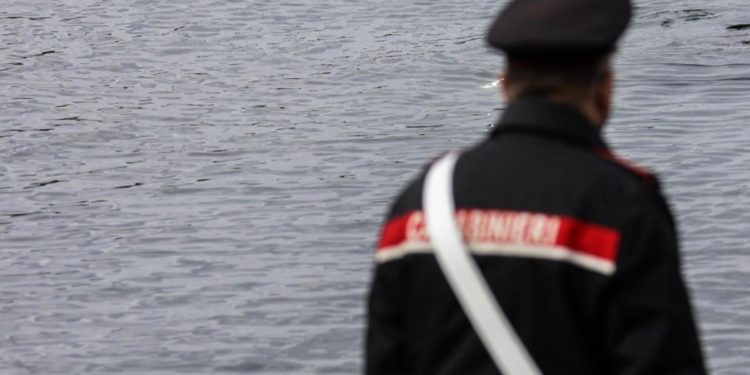 Si tuffa per salvare la figlia e muore nel brindisino