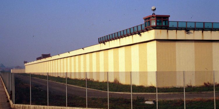 Detenuti appiccano fuoco in carcere Cremona, 80 evacuati
