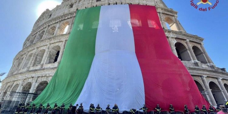 2 giugno, i vigili del fuoco vestono il Colosseo con il tricolore