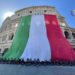 2 giugno, i vigili del fuoco vestono il Colosseo con il tricolore