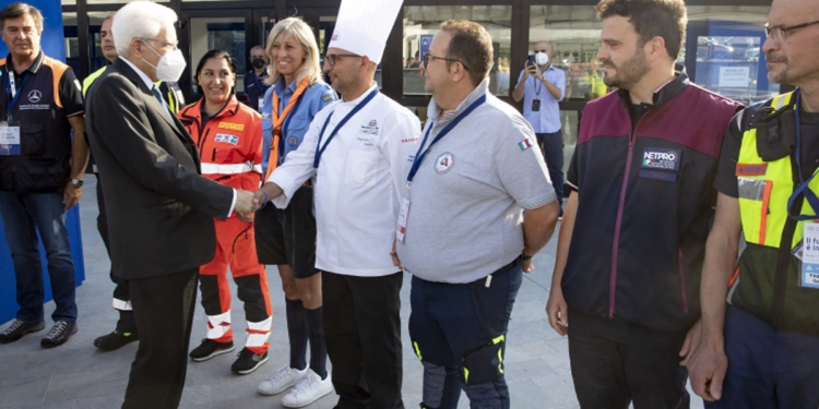 Dagli Angeli del fango alla lotta al Covid, Mattarella esalta il volontariato