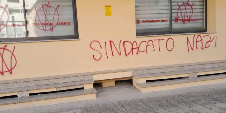 Cgil, scritte sulla sede di Olbia: “Landini nazi”