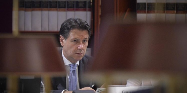 M5S, Conte convoca Consiglio e Grillo si collega