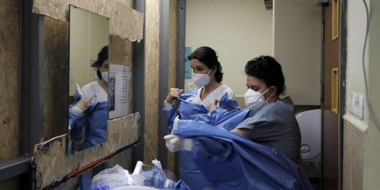 Covid oggi Italia, Iss: calano ancora incidenza, Rt e occupazione ospedali