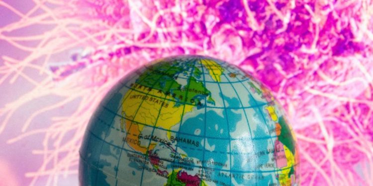 Omicron 5, virologi: “Virus più contagioso al mondo”