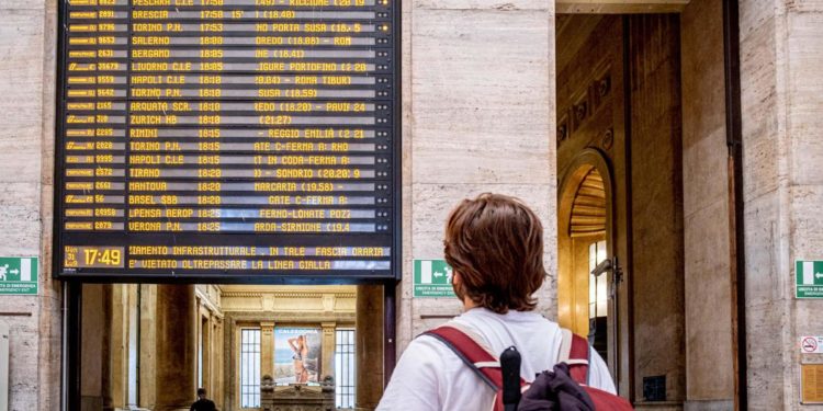 Mascherine al chiuso, bozza decreto: obbligo su mezzi pubblici fino a settembre